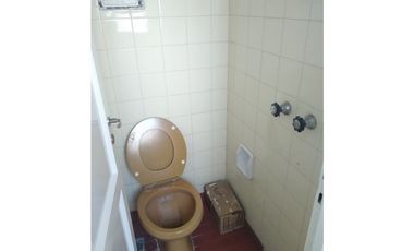 DEPARTAMENTO DE 2 AMBIENTES CON DEP, COCHERA Y BALCON A LA CALLE