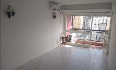 DEPARTAMENTO DE 2 AMBIENTES CON DEP, COCHERA Y BALCON A LA CALLE