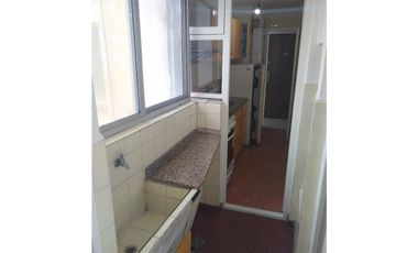 DEPARTAMENTO DE 2 AMBIENTES CON DEP, COCHERA Y BALCON A LA CALLE