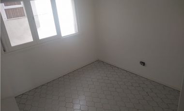 DEPARTAMENTO DE 2 AMBIENTES CON DEP, COCHERA Y BALCON A LA CALLE