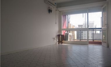 DEPARTAMENTO DE 2 AMBIENTES CON DEP, COCHERA Y BALCON A LA CALLE