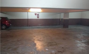 DEPARTAMENTO DE 2 AMBIENTES CON DEP, COCHERA Y BALCON A LA CALLE