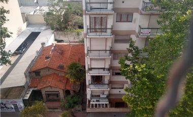 DEPARTAMENTO DE 2 AMBIENTES CON DEP, COCHERA Y BALCON A LA CALLE