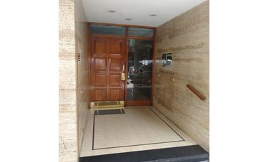DEPARTAMENTO DE 2 AMBIENTES CON DEP, COCHERA Y BALCON A LA CALLE