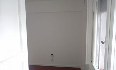 DEPARTAMENTO DE 2 AMBIENTES CON DEP, COCHERA Y BALCON A LA CALLE