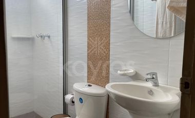 Apartaestudio amoblado de 60 m2 en el barrio Buenavista, Montería: Sala comedor y espacio moderno