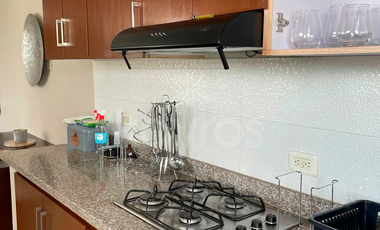 Apartaestudio amoblado de 60 m2 en el barrio Buenavista, Montería: Sala comedor y espacio moderno