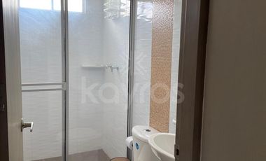 Apartaestudio amoblado de 60 m2 en el barrio Buenavista, Montería: Sala comedor y espacio moderno