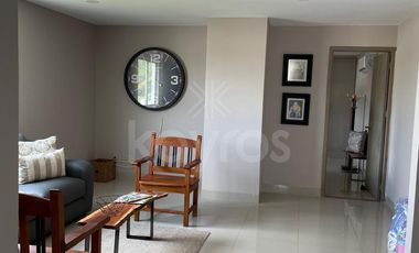 Apartaestudio amoblado de 60 m2 en el barrio Buenavista, Montería: Sala comedor y espacio moderno