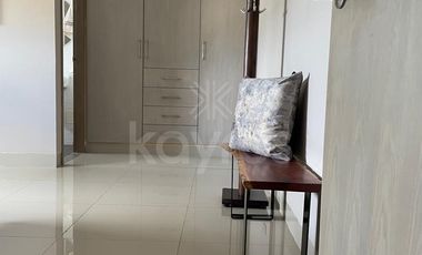 Apartaestudio amoblado de 60 m2 en el barrio Buenavista, Montería: Sala comedor y espacio moderno