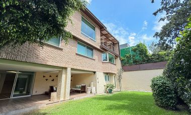 Casa remodelada con terraza y jardín en La  Herradura
