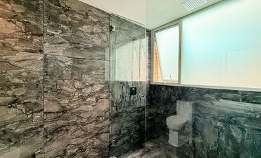Casa remodelada con terraza y jardín en La  Herradura