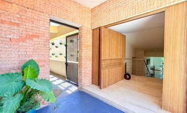 Casa remodelada con terraza y jardín en La  Herradura