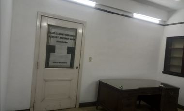 SE VENDE OFICINA EN EL CENTRO DE MEDELLIN SUPER UBICACION