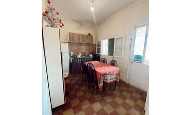 Venta casa a refaccionar dos dormitorios Zona Churruarin y Ayacucho