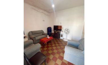 Venta casa a refaccionar dos dormitorios Zona Churruarin y Ayacucho