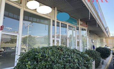 Local Comercial en Arriendo en Av. La Dehesa / Strip Center Small Service