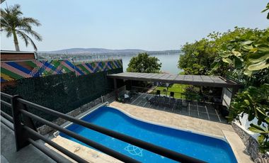 CASA EN VENTA A ORILLA DEL LAGO 