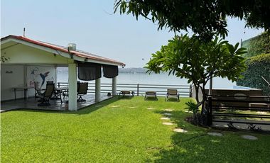 CASA EN VENTA A ORILLA DEL LAGO 