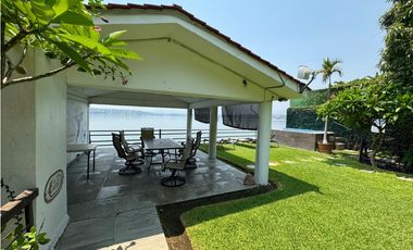 CASA EN VENTA A ORILLA DEL LAGO 
