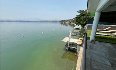 CASA EN VENTA A ORILLA DEL LAGO 