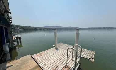 CASA EN VENTA A ORILLA DEL LAGO 