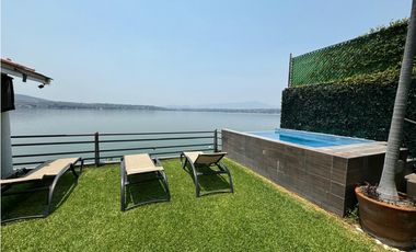 CASA EN VENTA A ORILLA DEL LAGO 