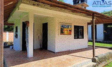 VENTA DE HERMOSA CASA CAMPESTRE RUITOQUE BAJO ACAPULCO COD: 695