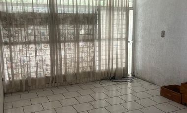 Se Vende Casa en Jardines del Country  para remodelar.