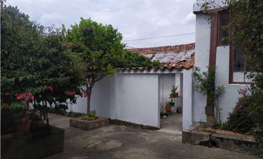 VENDE CASA  DE 2 NIVELES ANTIGUA - A PUERTA CERRADA  - CUCUNUBA