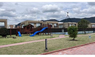 Vendo hermosa casa campestre esquinera. Club house