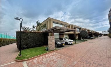 Vendo hermosa casa campestre esquinera. Club house