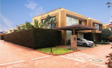 Vendo hermosa casa campestre esquinera. Club house