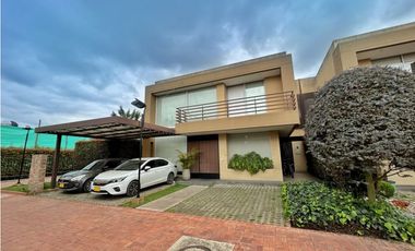 Vendo hermosa casa campestre esquinera. Club house