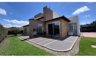 Permuto Espectacular casa campestre con alcobas en primer piso