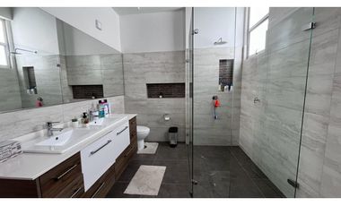 Permuto Espectacular casa campestre con alcobas en primer piso