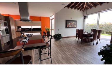 Permuto Espectacular casa campestre con alcobas en primer piso
