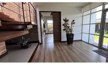 Permuto Espectacular casa campestre con alcobas en primer piso