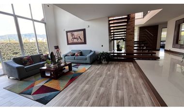Permuto Espectacular casa campestre con alcobas en primer piso