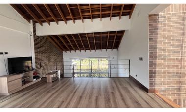 Permuto Espectacular casa campestre con alcobas en primer piso