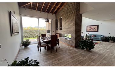 Permuto Espectacular casa campestre con alcobas en primer piso