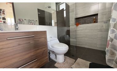 Permuto Espectacular casa campestre con alcobas en primer piso