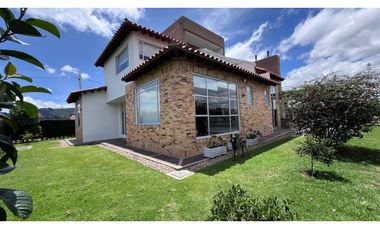 Permuto Espectacular casa campestre con alcobas en primer piso