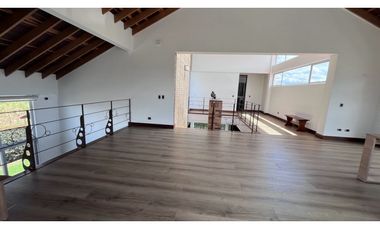 Permuto Espectacular casa campestre con alcobas en primer piso