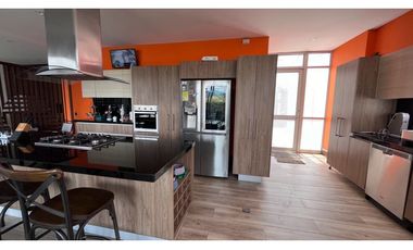 Permuto Espectacular casa campestre con alcobas en primer piso