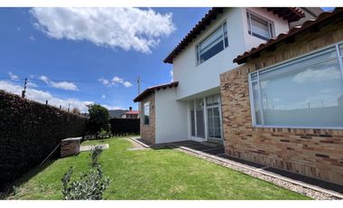 Permuto Espectacular casa campestre con alcobas en primer piso