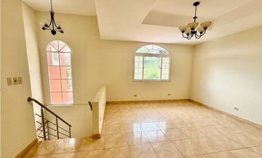 Casa en venta o alquiler en Villa del Lago, Las cumbres (YM)