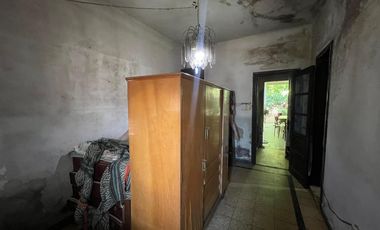 Casa de tres ambientes a reciclar en Venta
