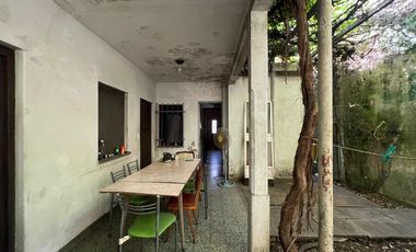Casa de tres ambientes a reciclar en Venta