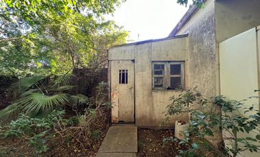 Casa de tres ambientes a reciclar en Venta